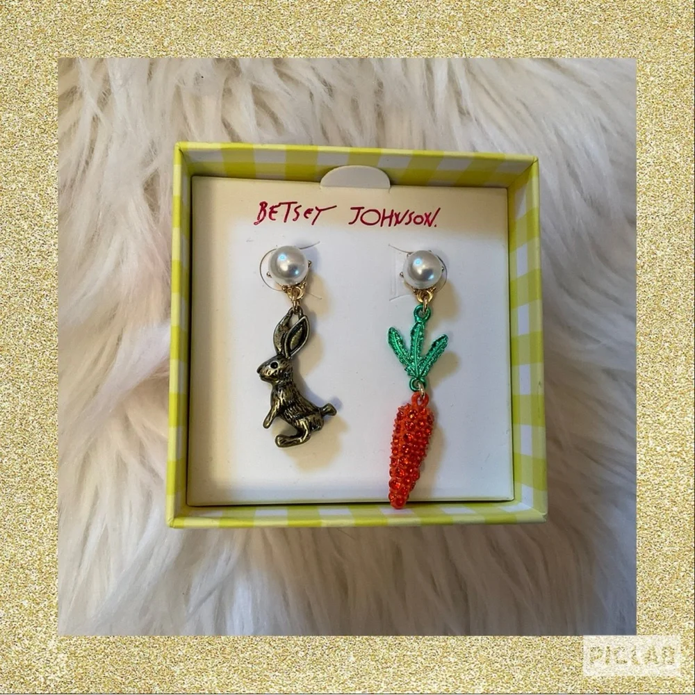 Betsey Johnson Mismatched Carrot & Bunny Drop Earrings - New in Box - Picture 1 of 9